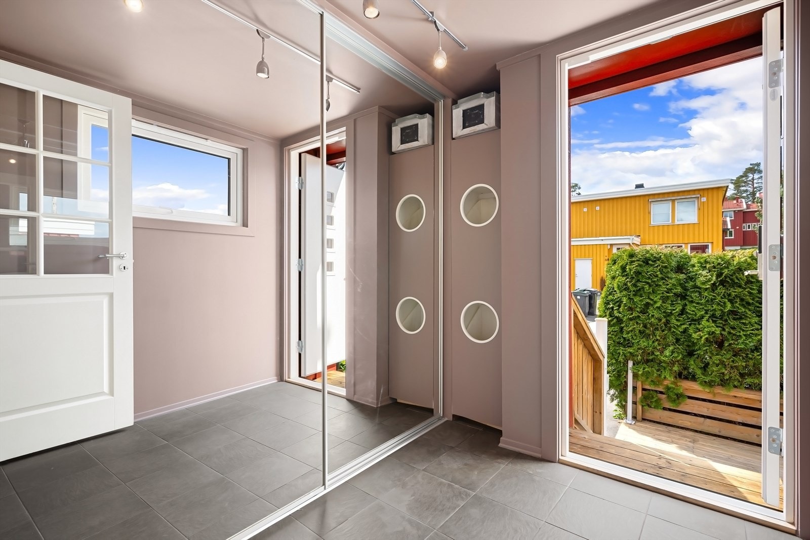 Velkommen inn i en lys og innbydende entré Galleribilde