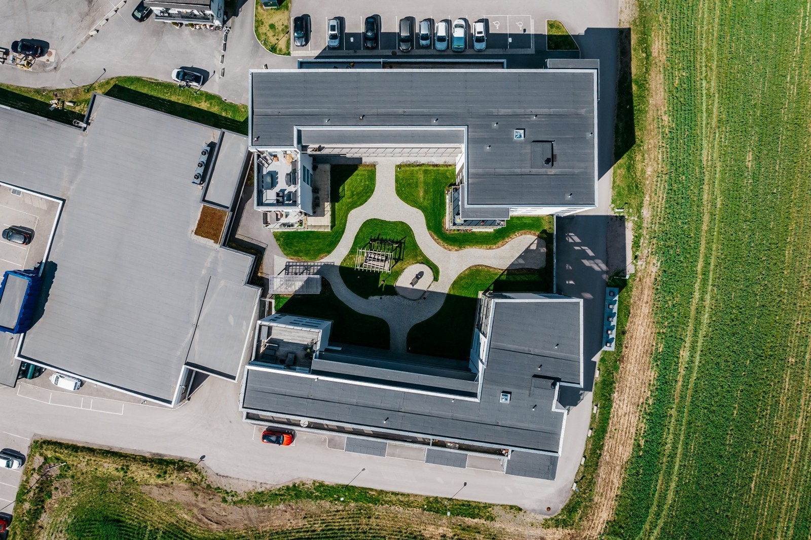 Det er et eget lite samfunn inne på "fellesgården" til borettslaget Galleribilde