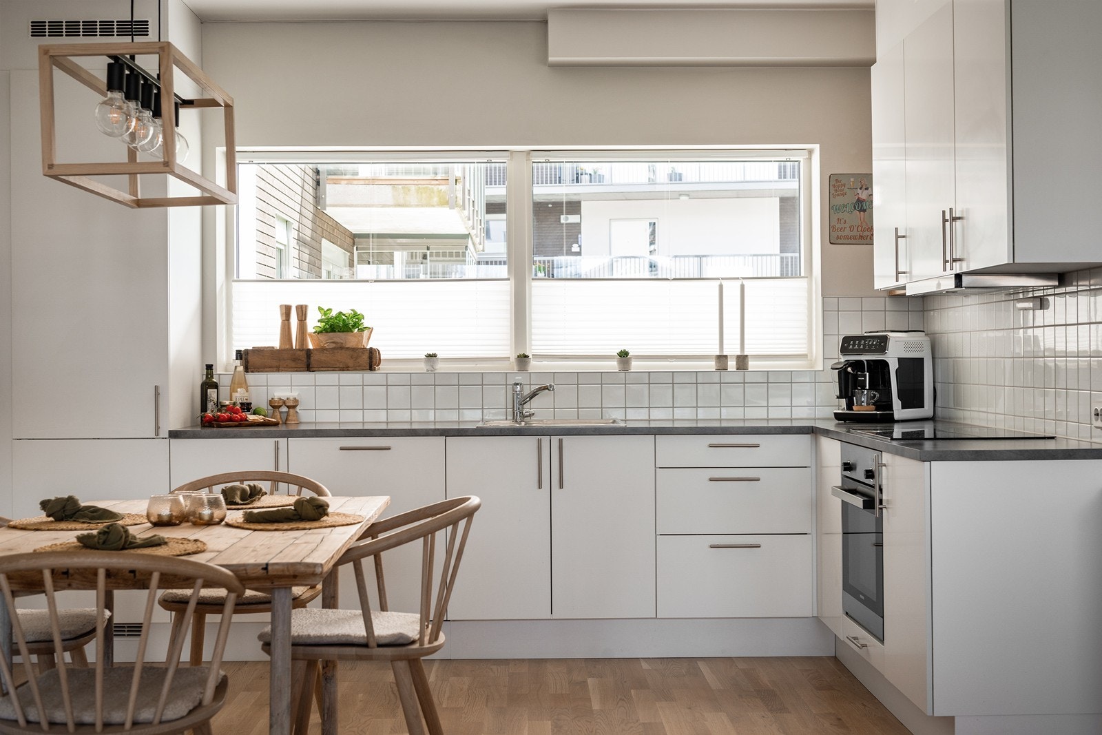 Der gammelt og nytt møtes, her må vi bare applaudere selger for god smak Galleribilde