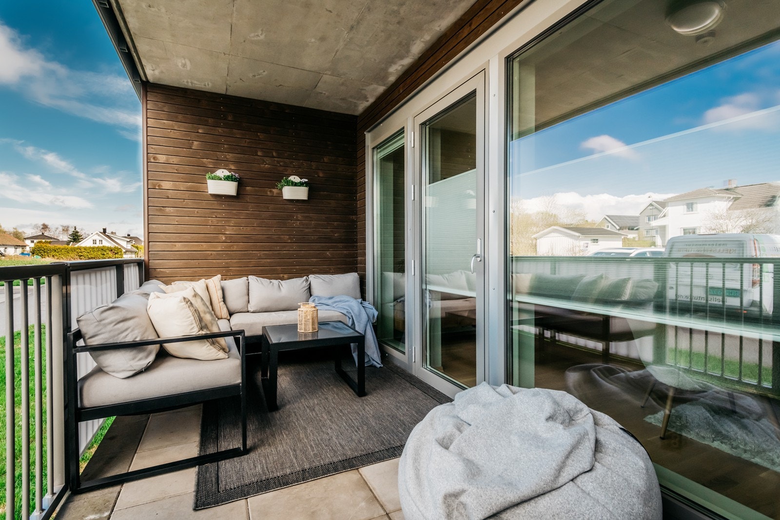 Det er ikke den største verandaen, men du har plass til en liten hjørnesofa og et lite spisebord Galleribilde