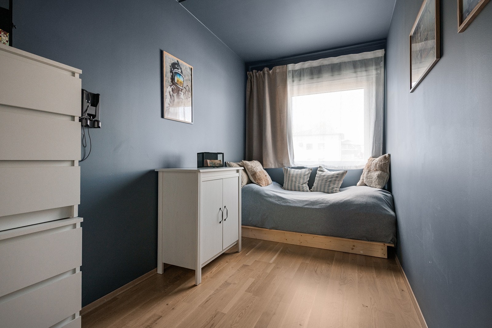 Malt i en behagelig blåfarge Galleribilde