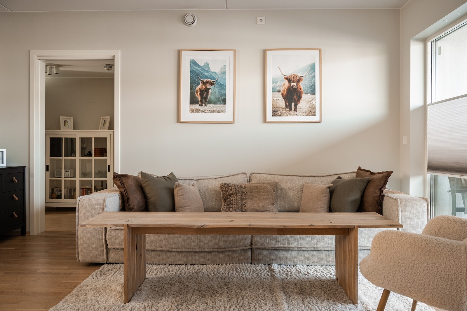 Romslig treseter er det plass til, eventuelt en hjørnesofa Galleribilde