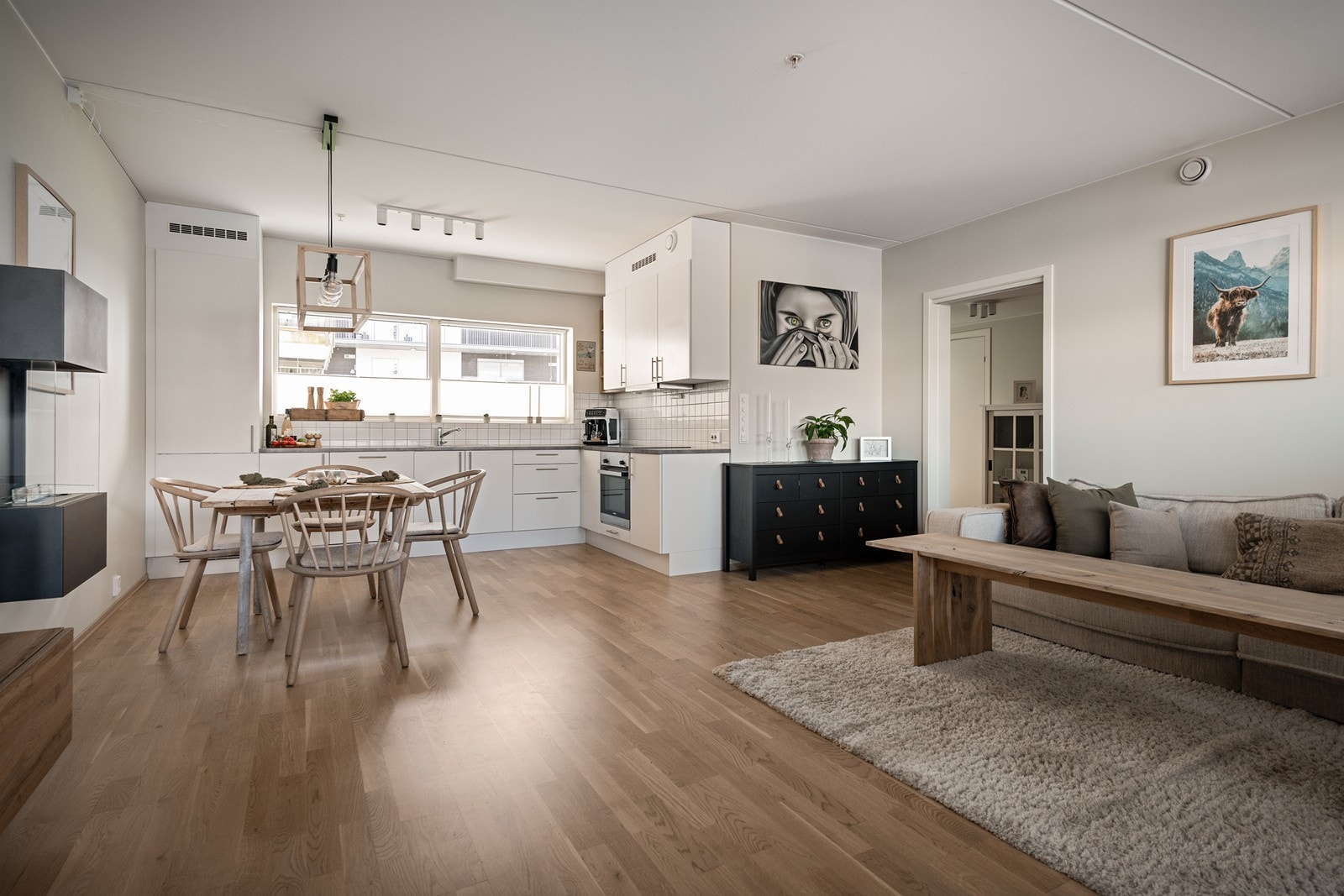 Stua har en flott åpen løsning, dette gir deg en god "flow" Galleribilde