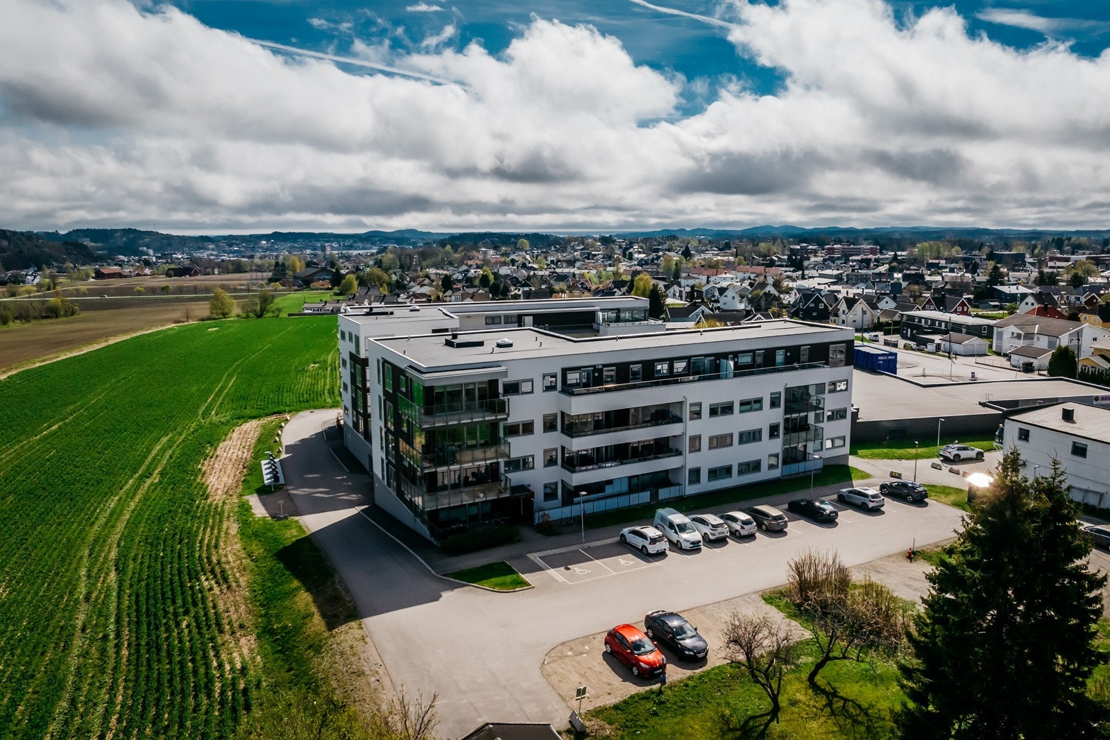 Med jorde som nærmeste nabo er dette nesten på "landet midt i byen" Galleribilde