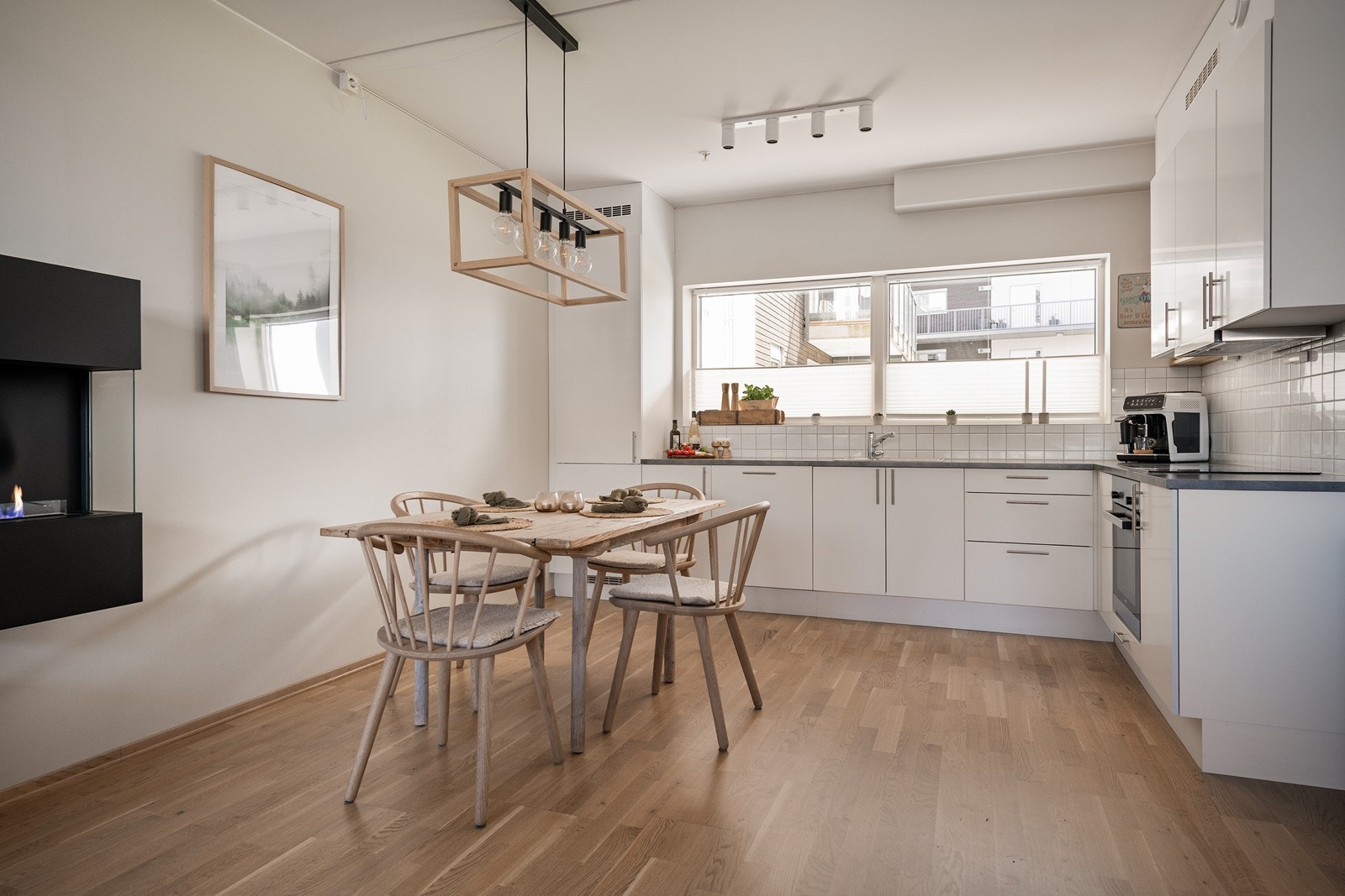 På kjøkkenet er det god benk- og skapplass Galleribilde