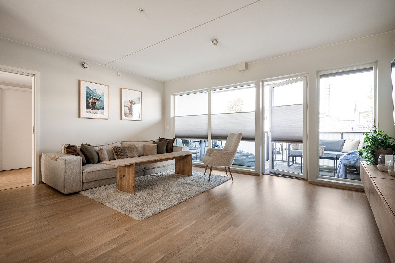 TV-stua har mange vegger til å henge kunst og det er et nøytralt uttrykk som passer de fleste Galleribilde