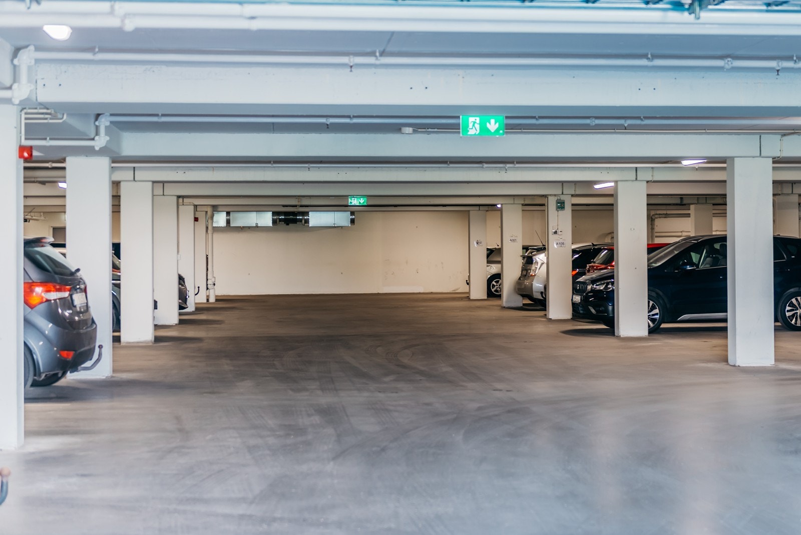 Parkering skjer i felles garasjeanlegg i kjeller. Her har du en fast plass Galleribilde