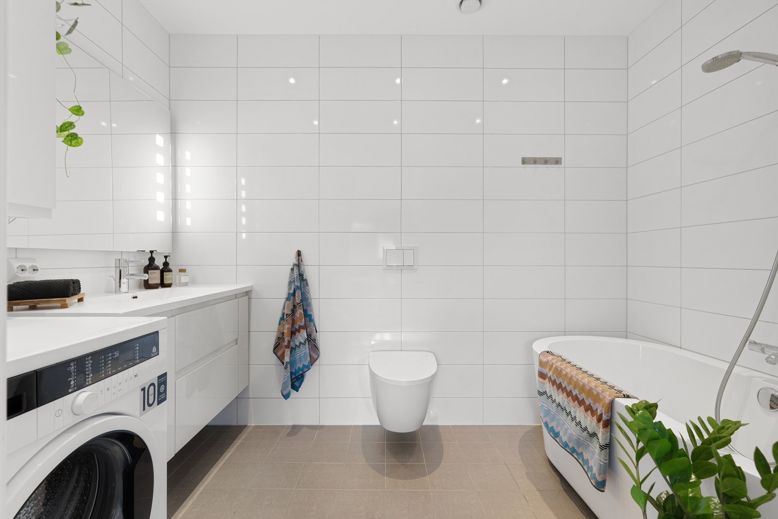 Badet med varme i gulvet og flislagte overflater på gulv og vegger gir en behagelig følelse når man starter eller avslutter dagen! Galleribilde