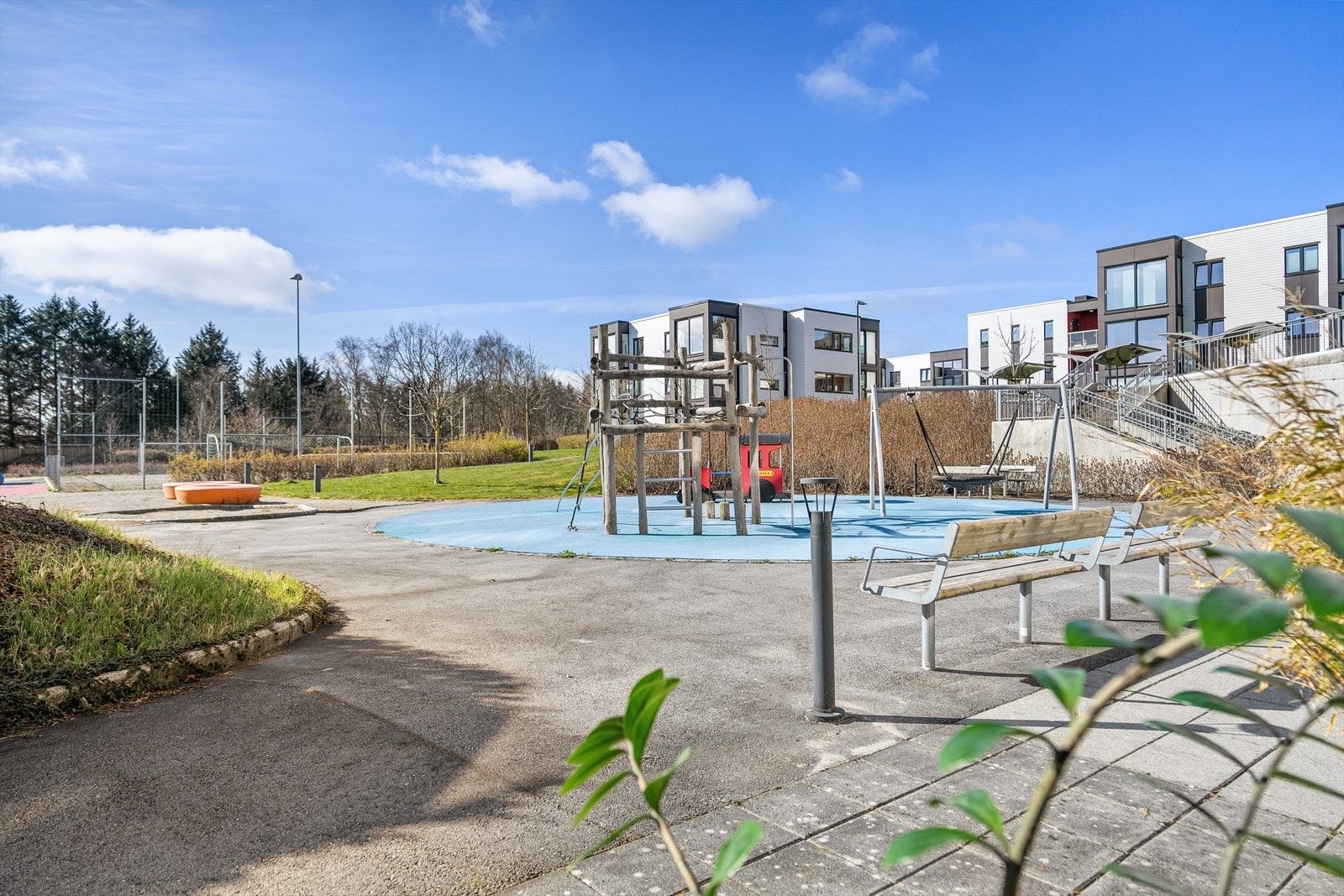 Felles eiet tomt med opparbeidet grøntarealer og lekeplass. Galleribilde