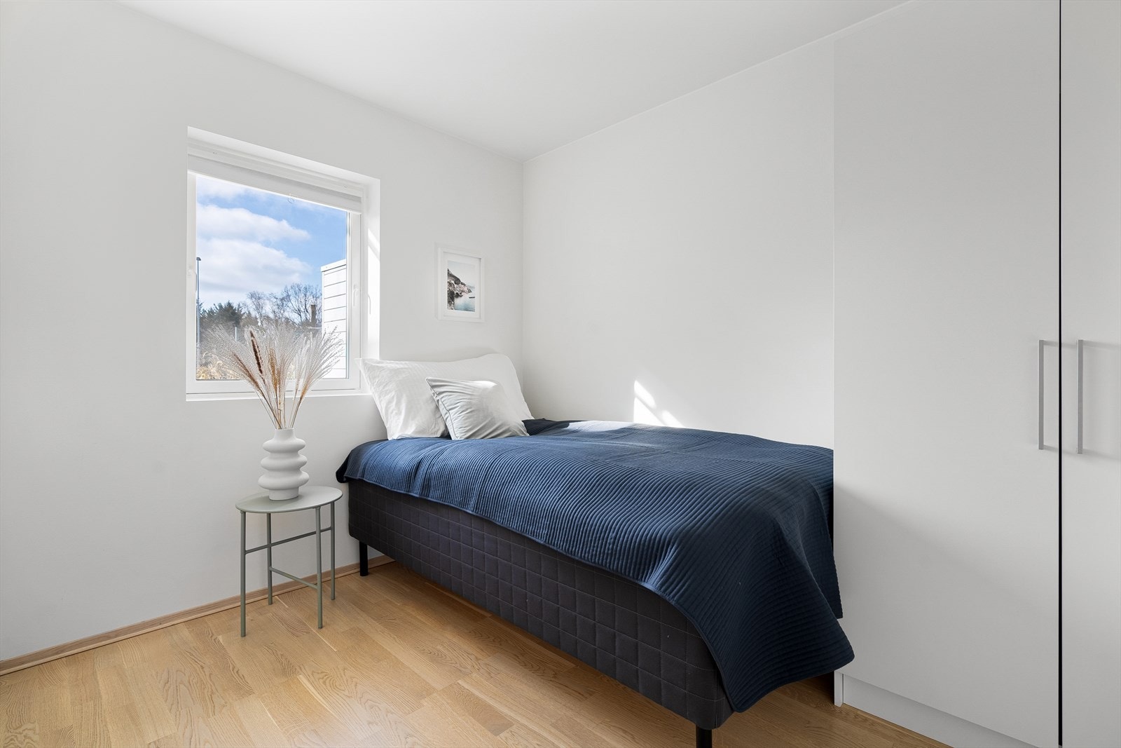 Gjesterommet er lyst og luftig med god plass til både soveromsmøblement og garderobeskap. Innenfor soverommet er det en praktisk bod med gode lagringsmuligheter. Galleribilde