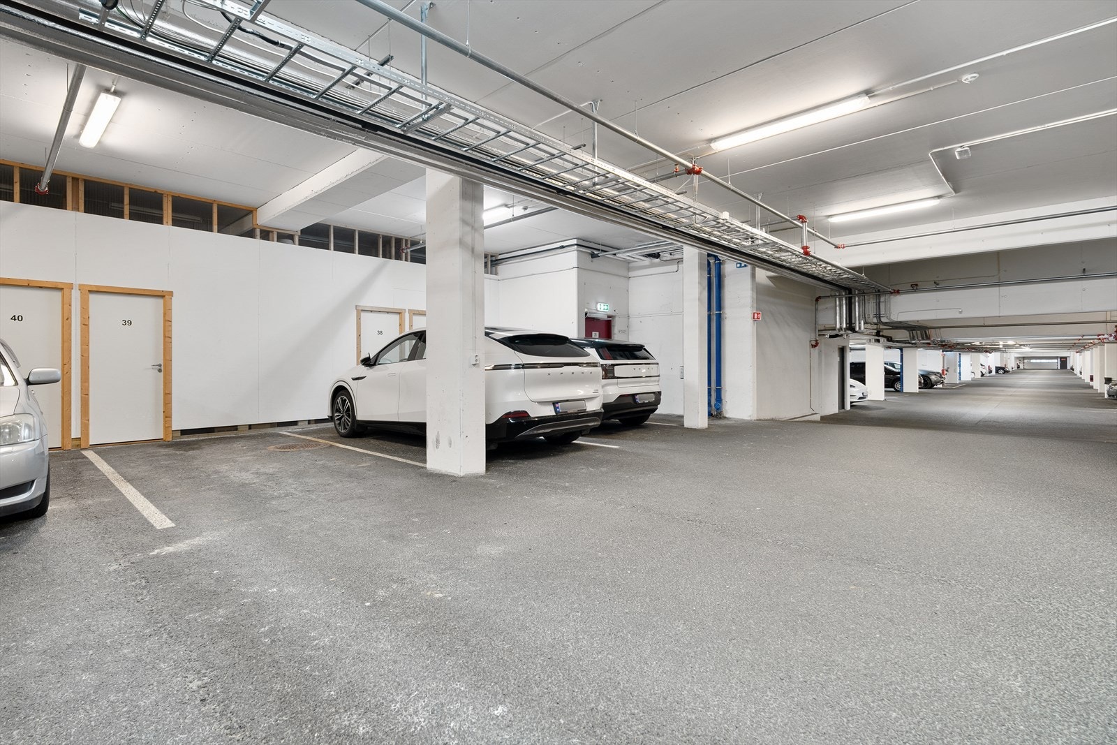 Leiligheten har tilhørende garasjeplass i kjeller. Sameiet/ velforeningen har gjesteplasser. Forøvrig parkering etter områdets bestemmelser. Galleribilde