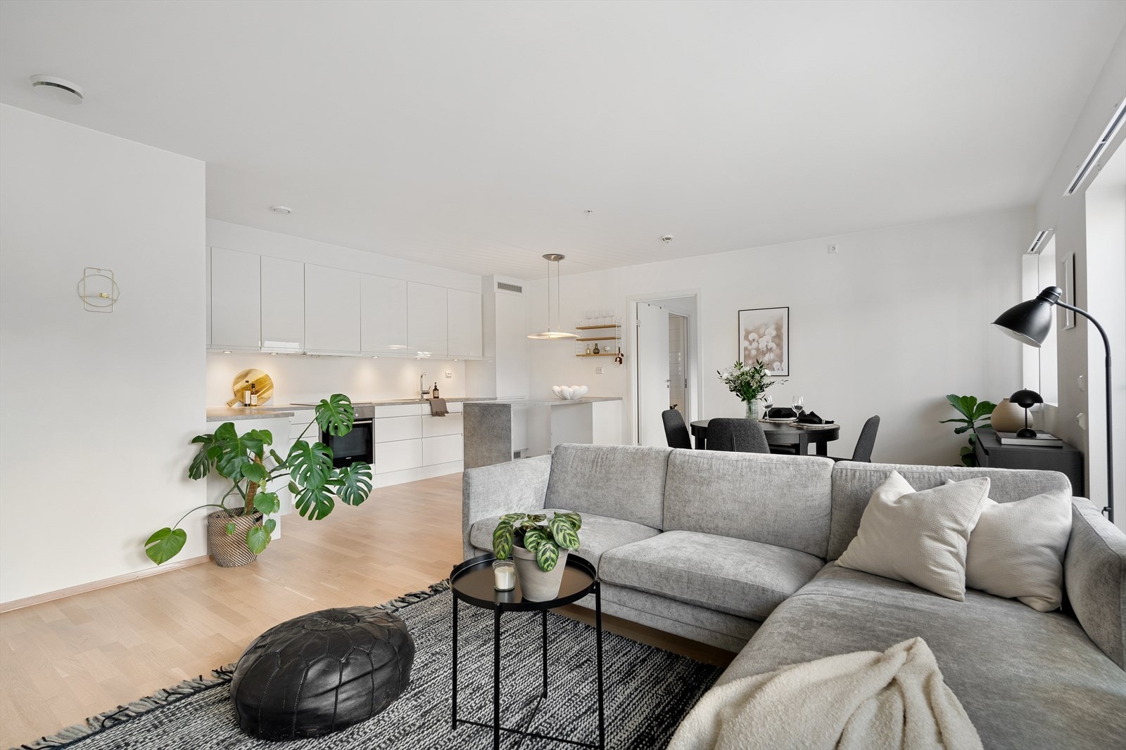 Richard Askjem v/ Eiendomsmegler Vest ønsker deg velkommen til Ragbakken 18D, en moderne og innbydende 3-roms leilighet beliggende særdeles attraktivt til. Galleribilde