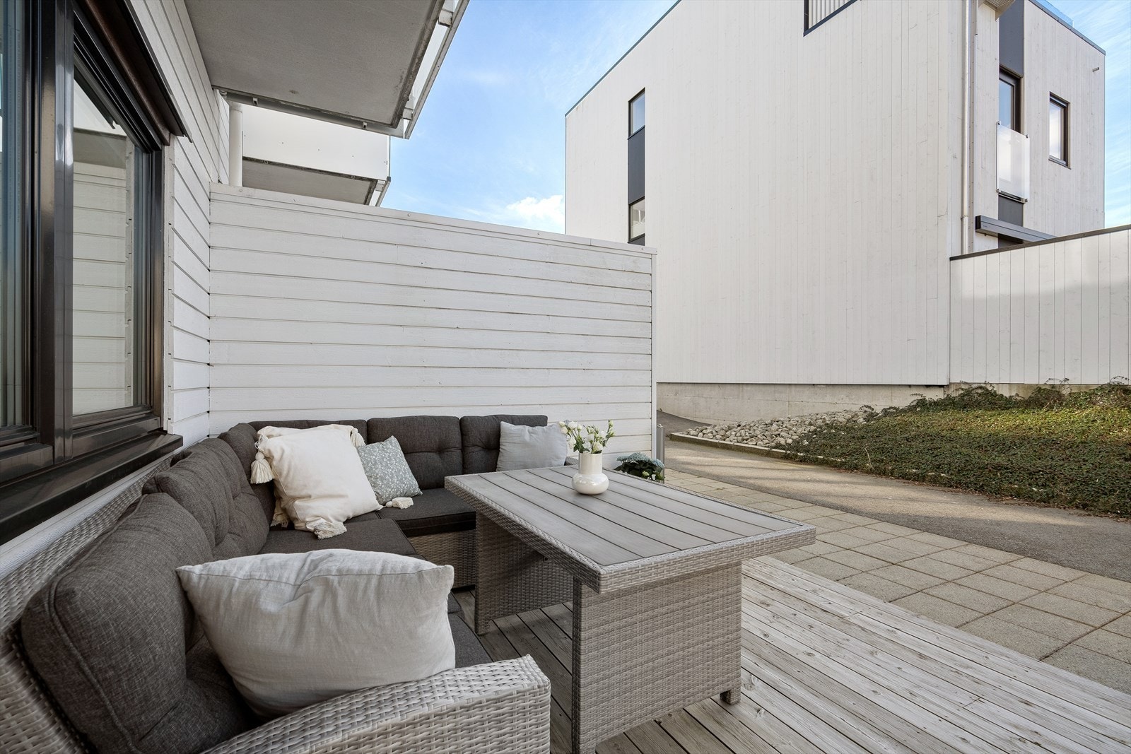 En koselig sittegruppe på plattingen, perfekt for fine sommerkvelden med familie og venner. Galleribilde