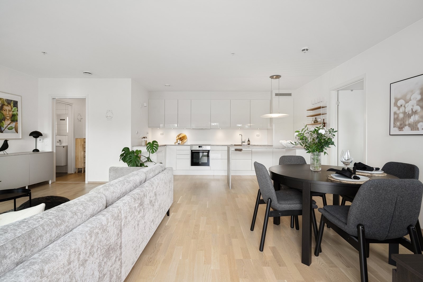 Selve hjertet i leiligheten er et sosialt og romslig allrom bestående av stue og kjøkken i åpen løsning. Galleribilde