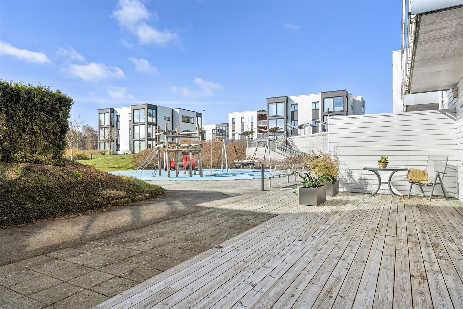 Fra stuen er det utgang til en solrik og meget stor platting på 37 kvm. hvor en kan lage ulike soner til møblering. Galleribilde