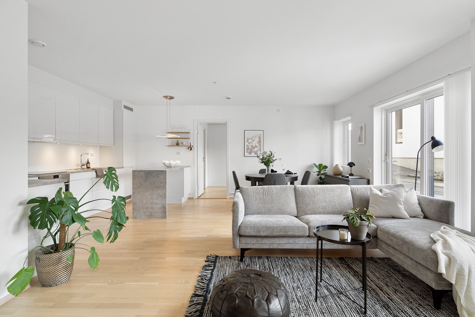 God rominndeling og plassutnyttelse gir allrommet et luftig og tiltalende inntrykk som kan romme både venner og familie til hverdag og fest. Galleribilde