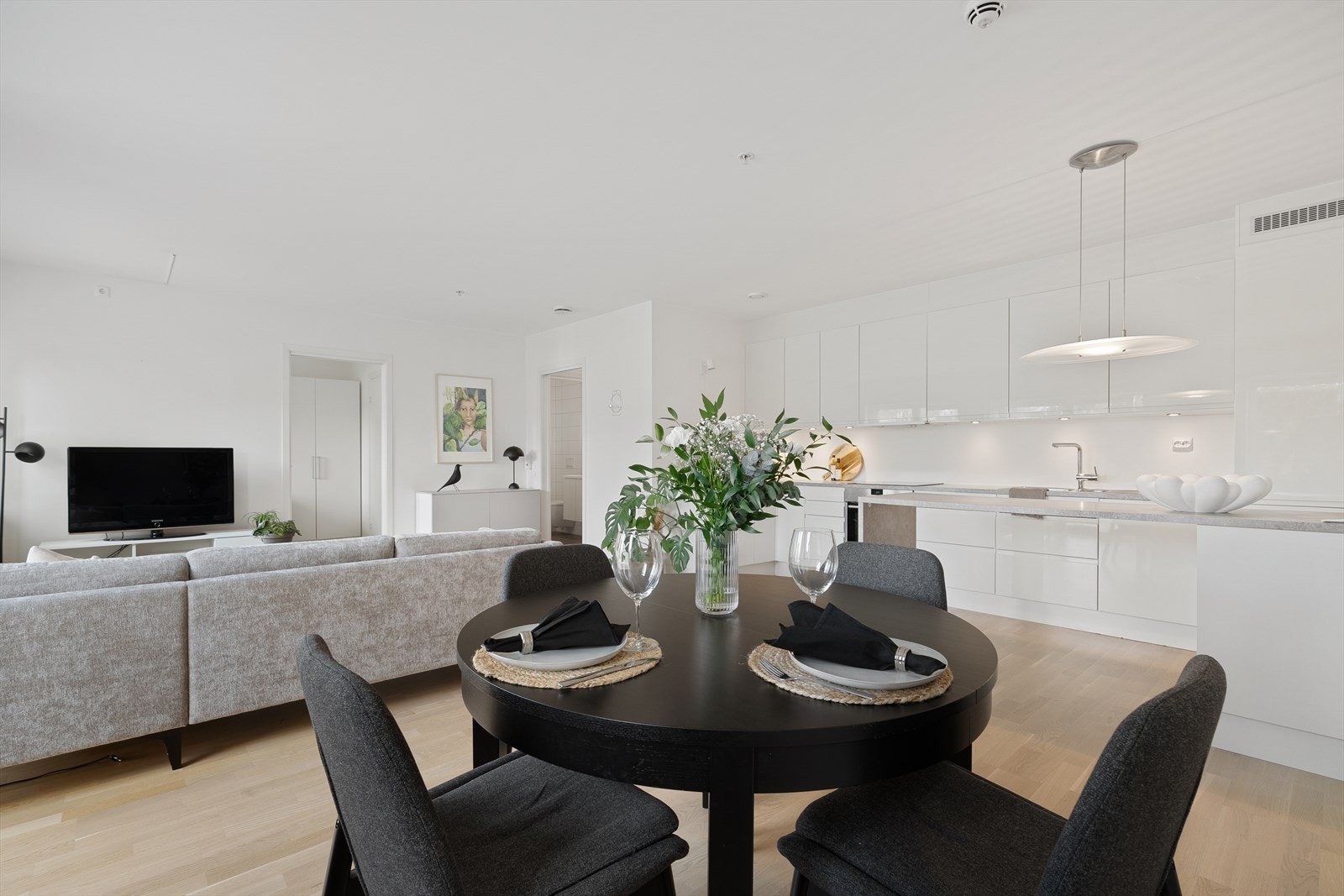 Leiligheten har en gjennomgående god standard med stilrene overflater og smakfulle detaljer. Galleribilde