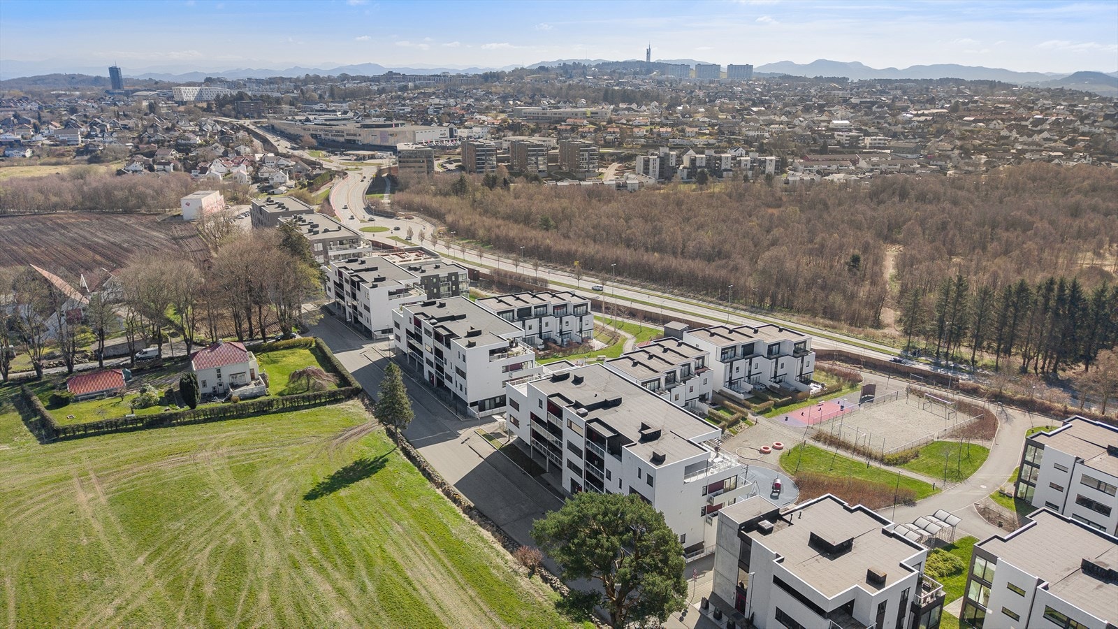 Området byr på rikelig med rekreasjons- og turområder langs Stokkavannet - et idyllisk området med et vakkert landskap, fine veger og et rolig miljø. Galleribilde