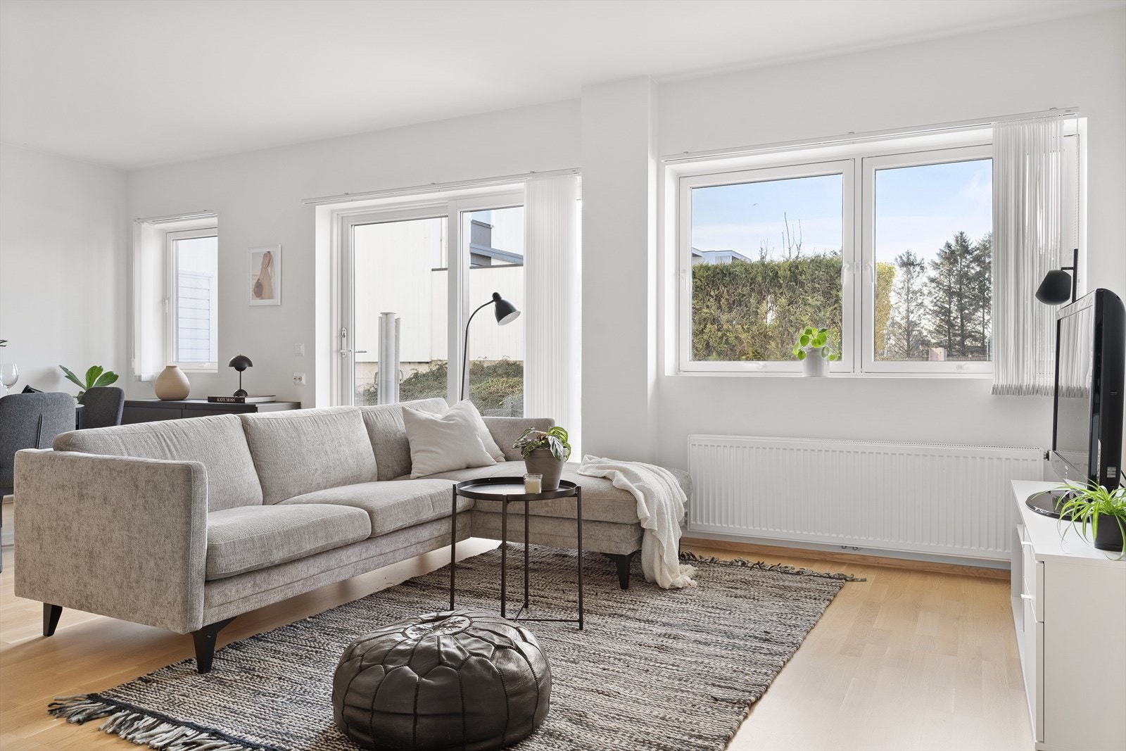 De store vindusflatene slipper inn rikelig med naturlig lys, samt et usjenert og pent utsyn til fellesområdene. Galleribilde