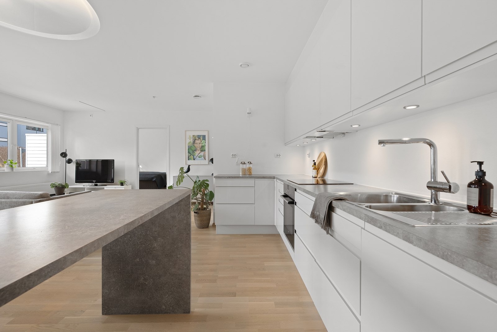 Kjøkkenet er lyst og innbydende med en sosial halvøy som skaper god kontakt med gjestene mens man kokkelerer. Galleribilde