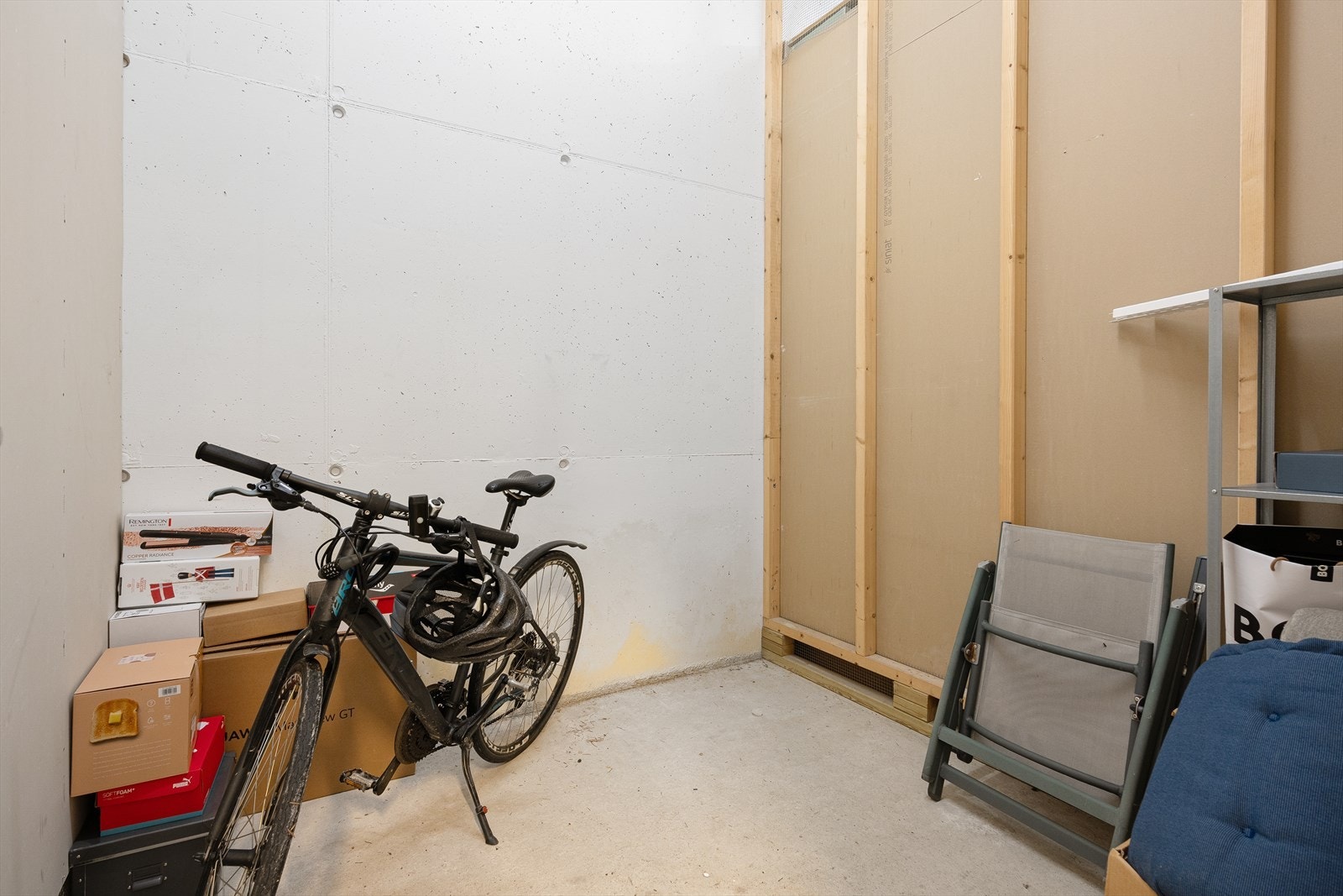 Leiligheten har også tilhørende bod som gir godt med lagringsplass og en garasjeplass fellesanlegg i byggets kjeller. Galleribilde