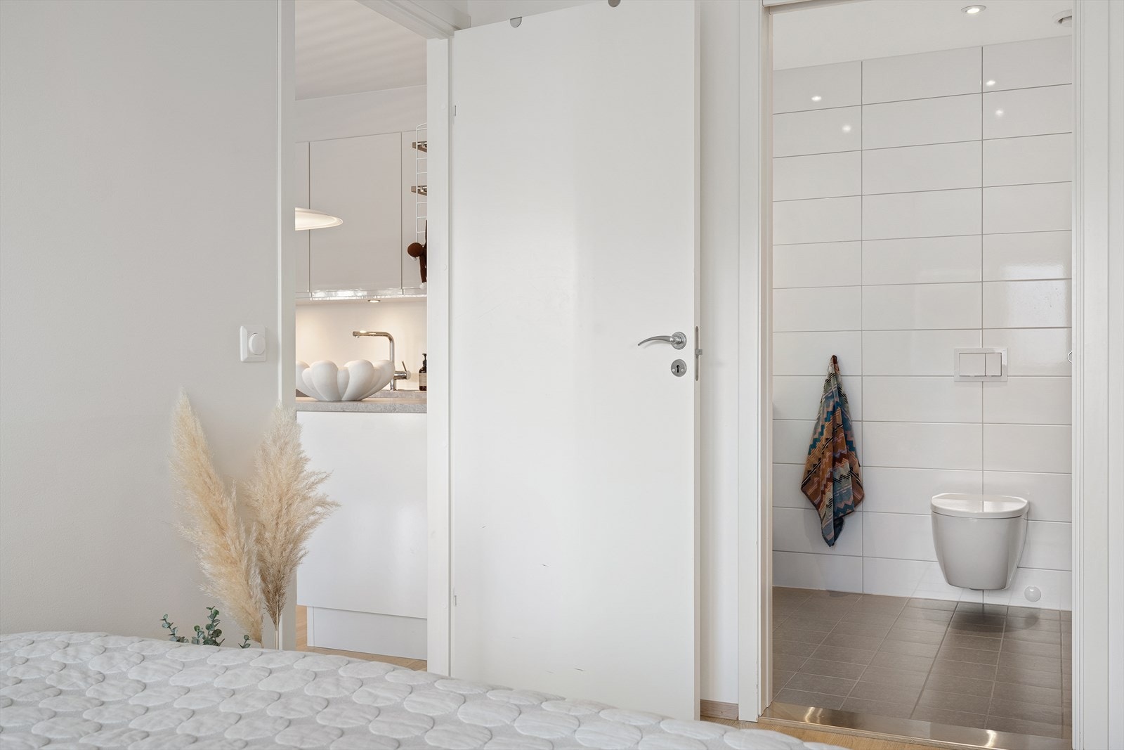 Badet med varme i gulvet og flislagte overflater på gulv og vegger gir en behagelig følelse når man starter eller avslutter dagen! Galleribilde