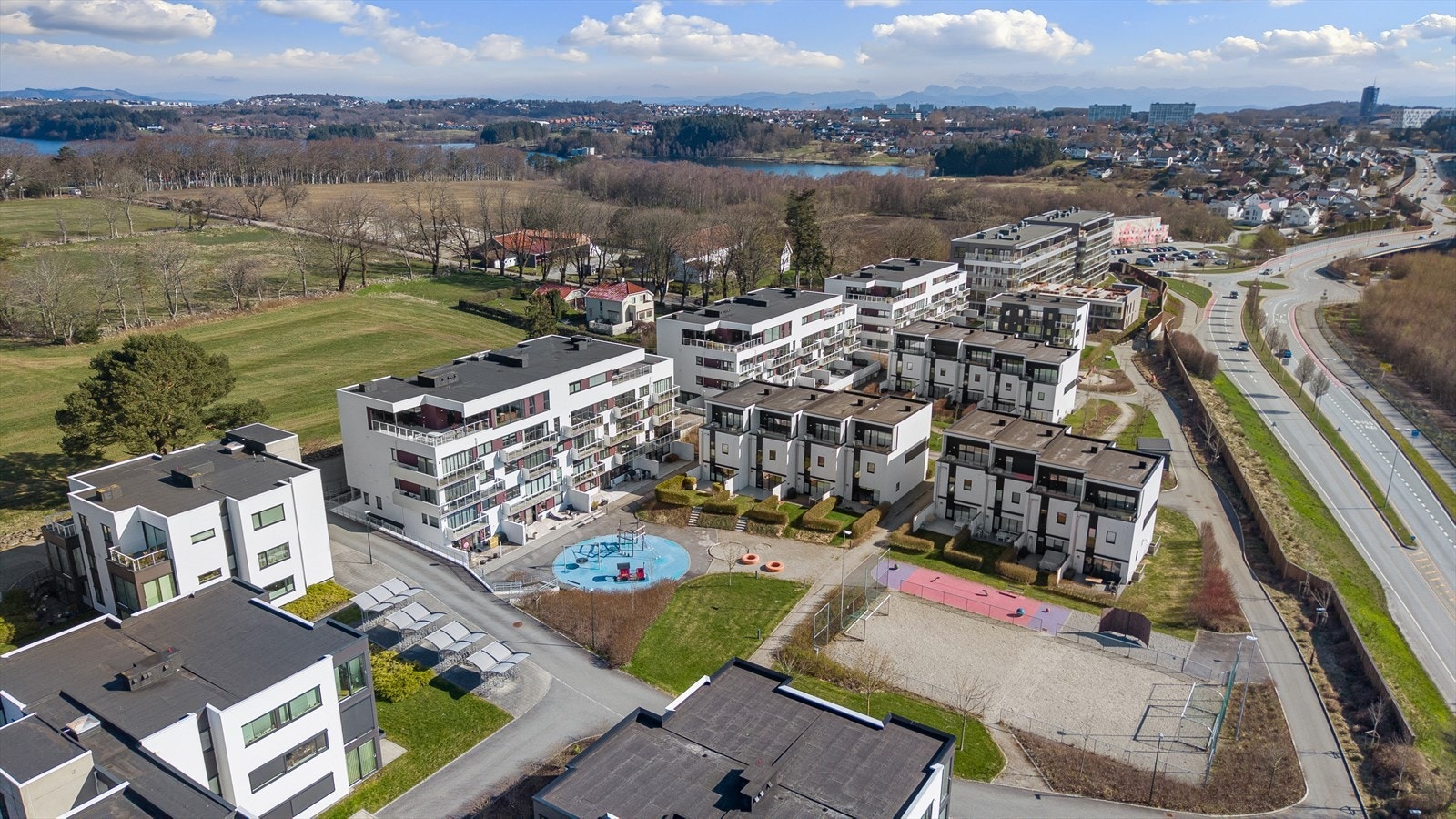 Ved å bo i Ragbakken bor man i den perfekte kombinasjonen av landlig og sentralt. Her har man gangavstand til bl.a. Madla Amfi med et rikt utvalg butikker, spisesteder, velvære, treningssenter m.m. Galleribilde