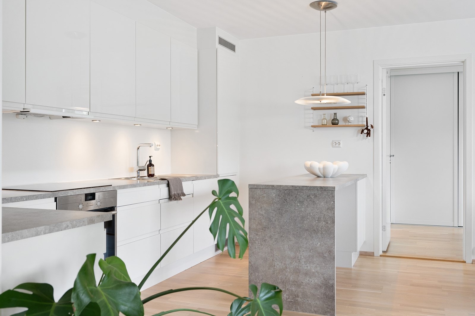 Her kombineres det praktiske og delikate til det fulle og gir et kjøkken for de kresne! Galleribilde