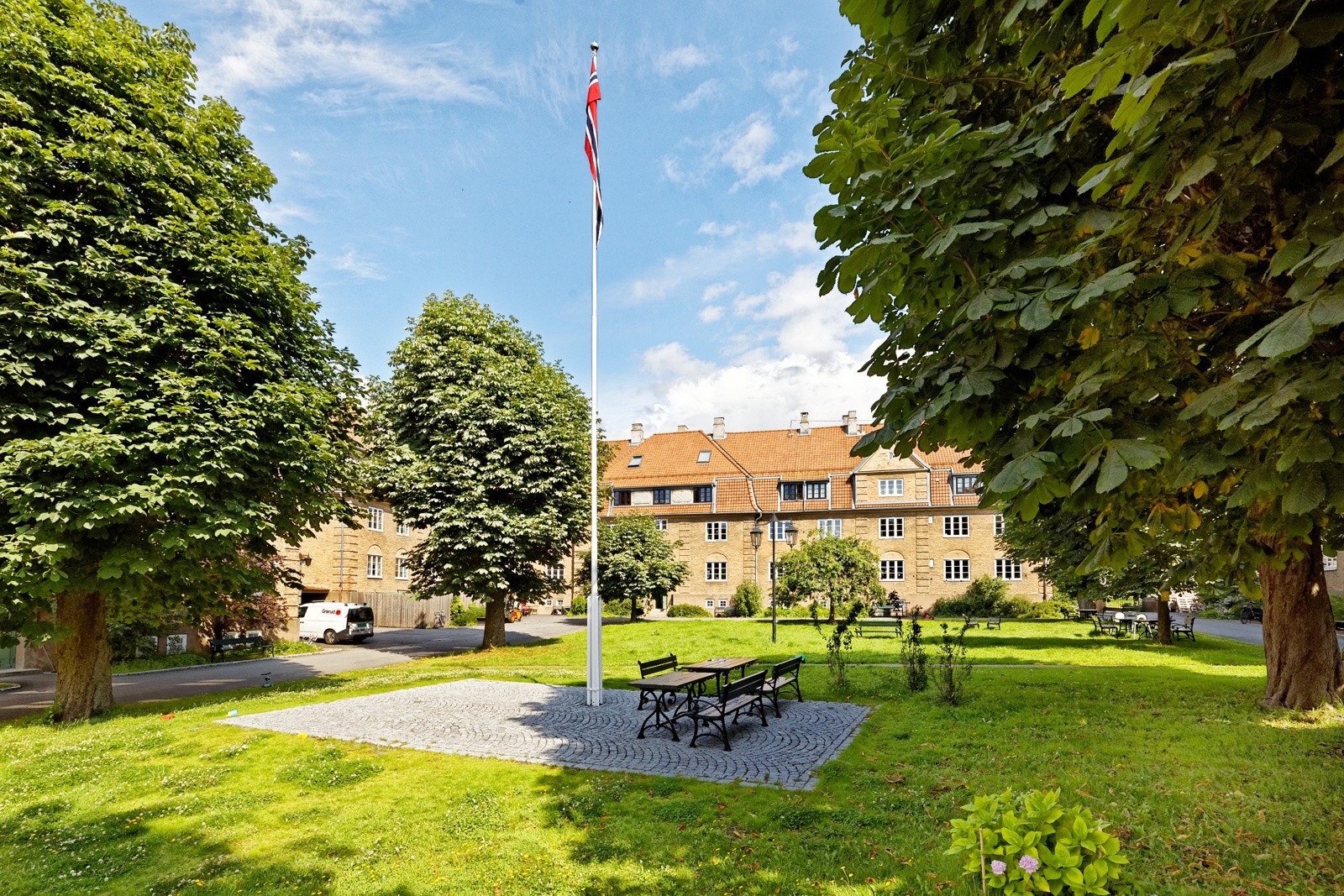 Boligen er plassert i populære Lindern Hageby, kjent for sine idylliske og barnevennlige omgivelser. Galleribilde