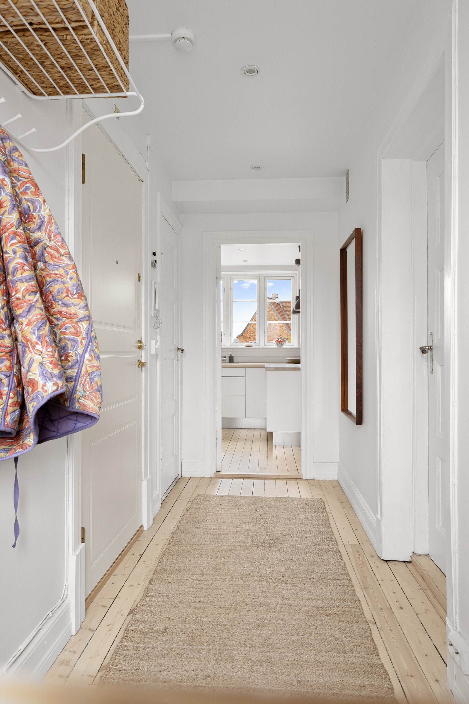 Leiligheten har en innbydende entré på ca. 5 m² med god plass til oppbevaring av sko og klær. Det elektriske anlegget ble kontrollert i 2024. Galleribilde