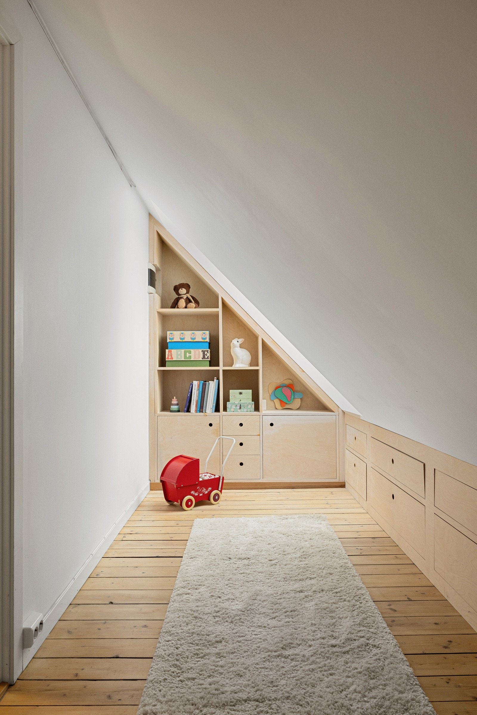 Rommet var tidligere en del av et loftsrom, det ble satt opp én vegg med formål om å bruke det som et barnerom. Rommet er ikke godkjent til varig opphold. Galleribilde