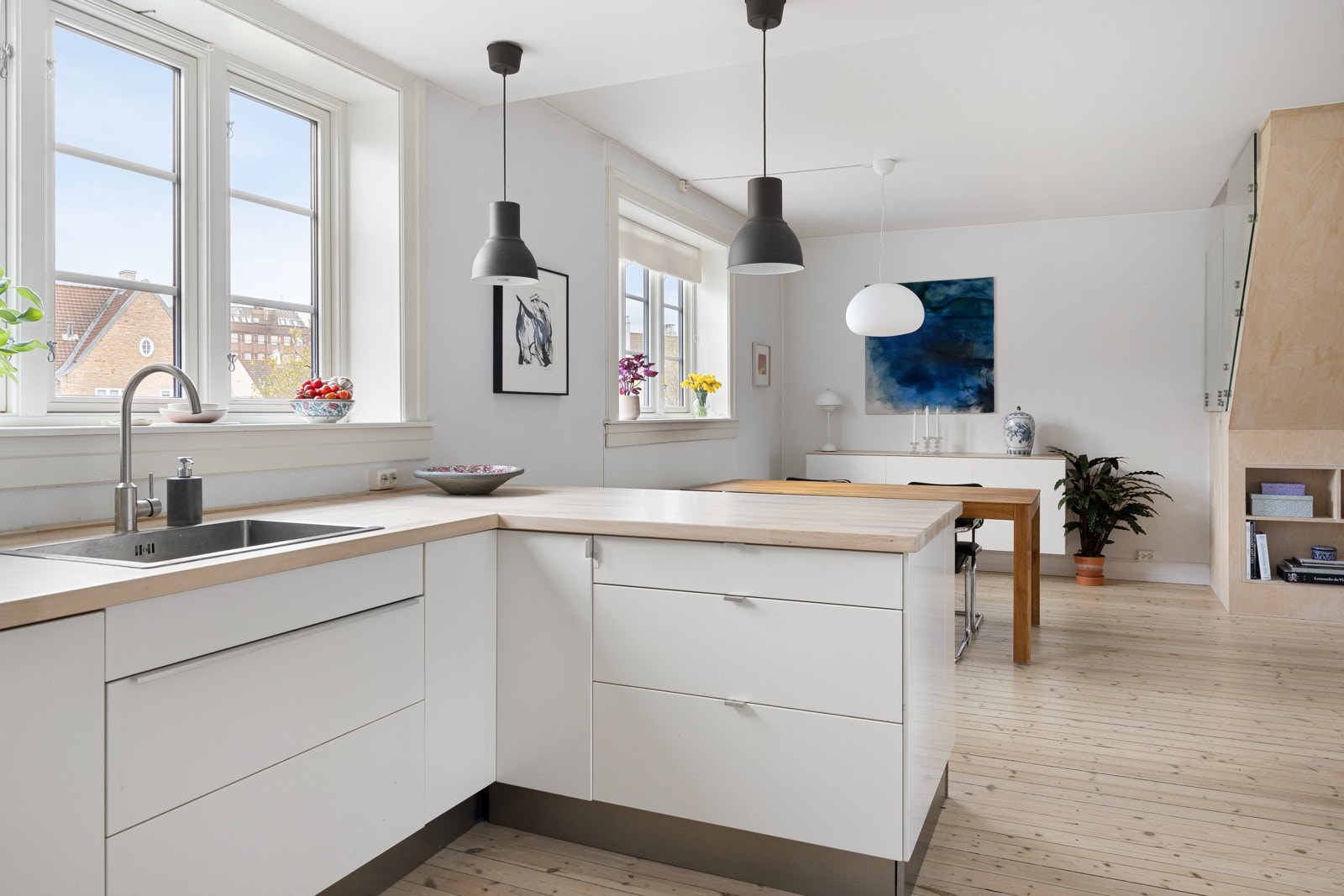 Selgers ord: "Vinduenes plassering gjør at man ser rett ut på trær og himmel." Galleribilde