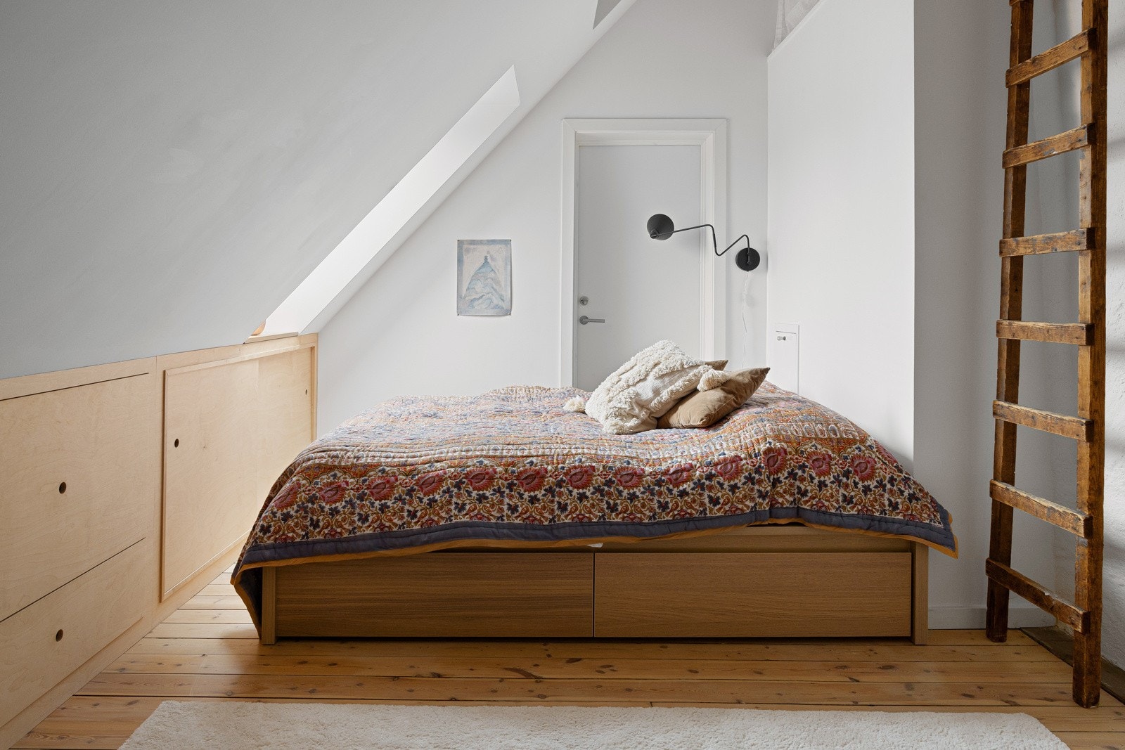 Lyst og behaglig soverom med et gulvareal på ca. 14 m². Det er god plass til dobbeltseng og tilhørende møblement. Galleribilde