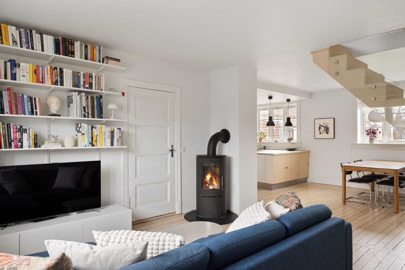 Peter Hørte Lunde v/ PrivatMegleren Aksept ønsker deg velkommen til Armauer Hansens gate 21 - en særdeles lys og luftig leilighet med fantastisk beliggenhet! Galleribilde