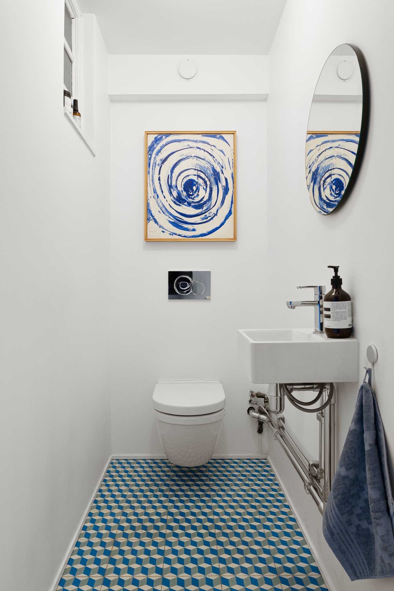 Flislagt separat wc på ca. 1 m² med varmekabler, servant med speil og vegghengt toalett. Galleribilde