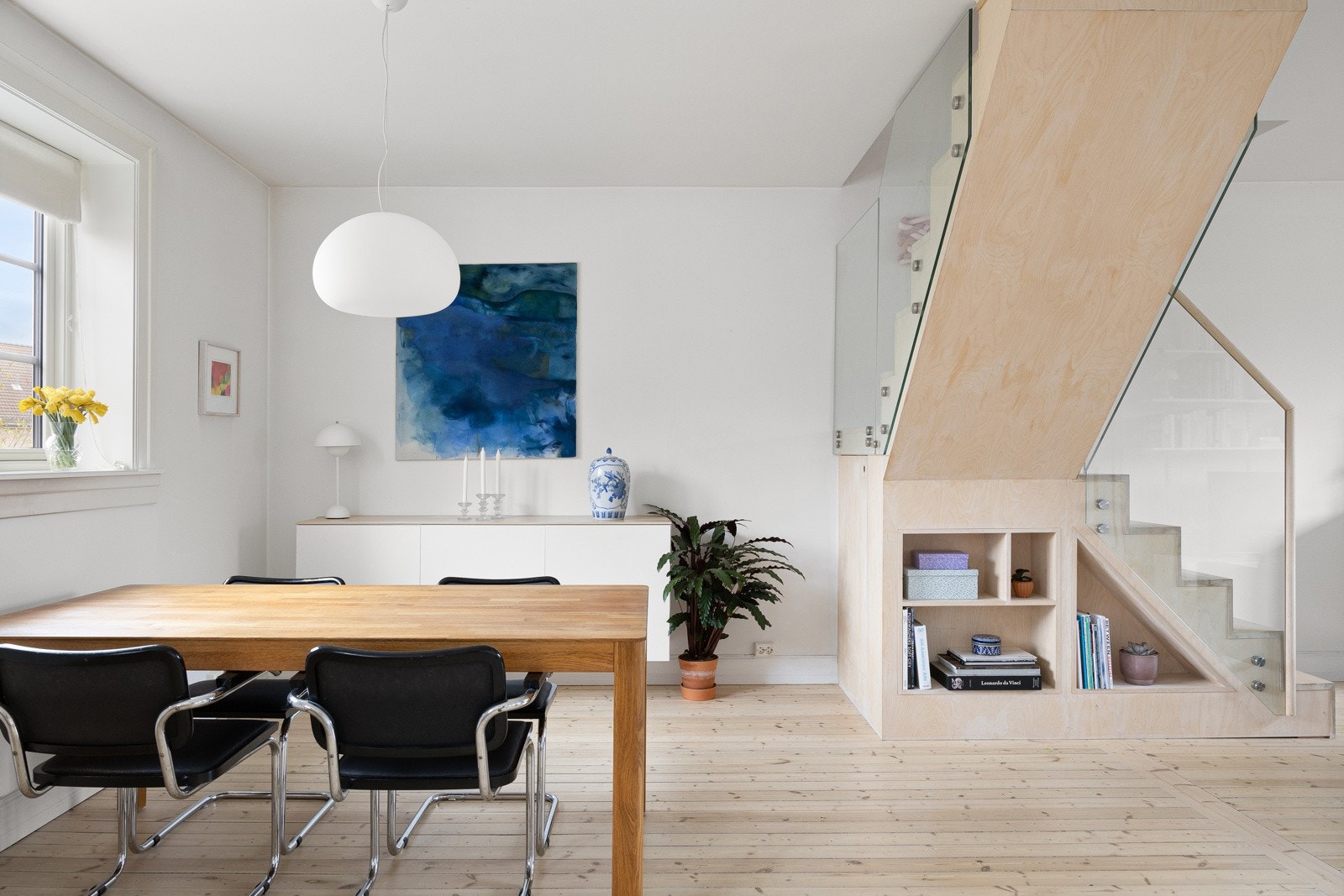 Det er naturlig avsatt plass til et stort spisebord i spisestuen, denne delen er ca. 13 m². Den luftige atmosfæren forsterkes av rikelig naturlig lys fra tre store vindusflater. Galleribilde