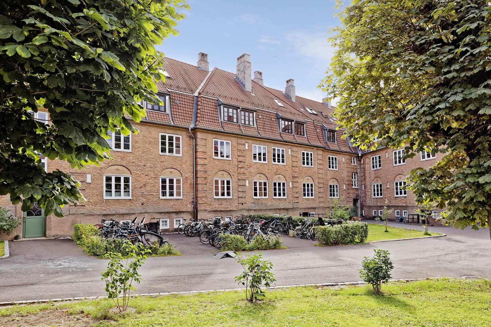 Sykkelparkering i bakgården. Galleribilde