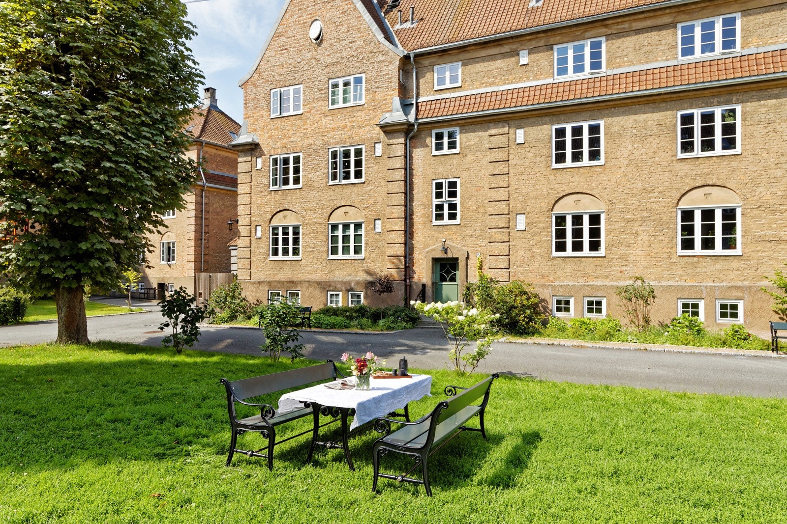 Lindern Hageby er et svært ettertraktet bosted for barn og vokse i alle aldre. Her finner man en av byens flotteste bakgårder - hvor både solforhold, utnyttelse og beplantningen er helt upåklagelig! Galleribilde