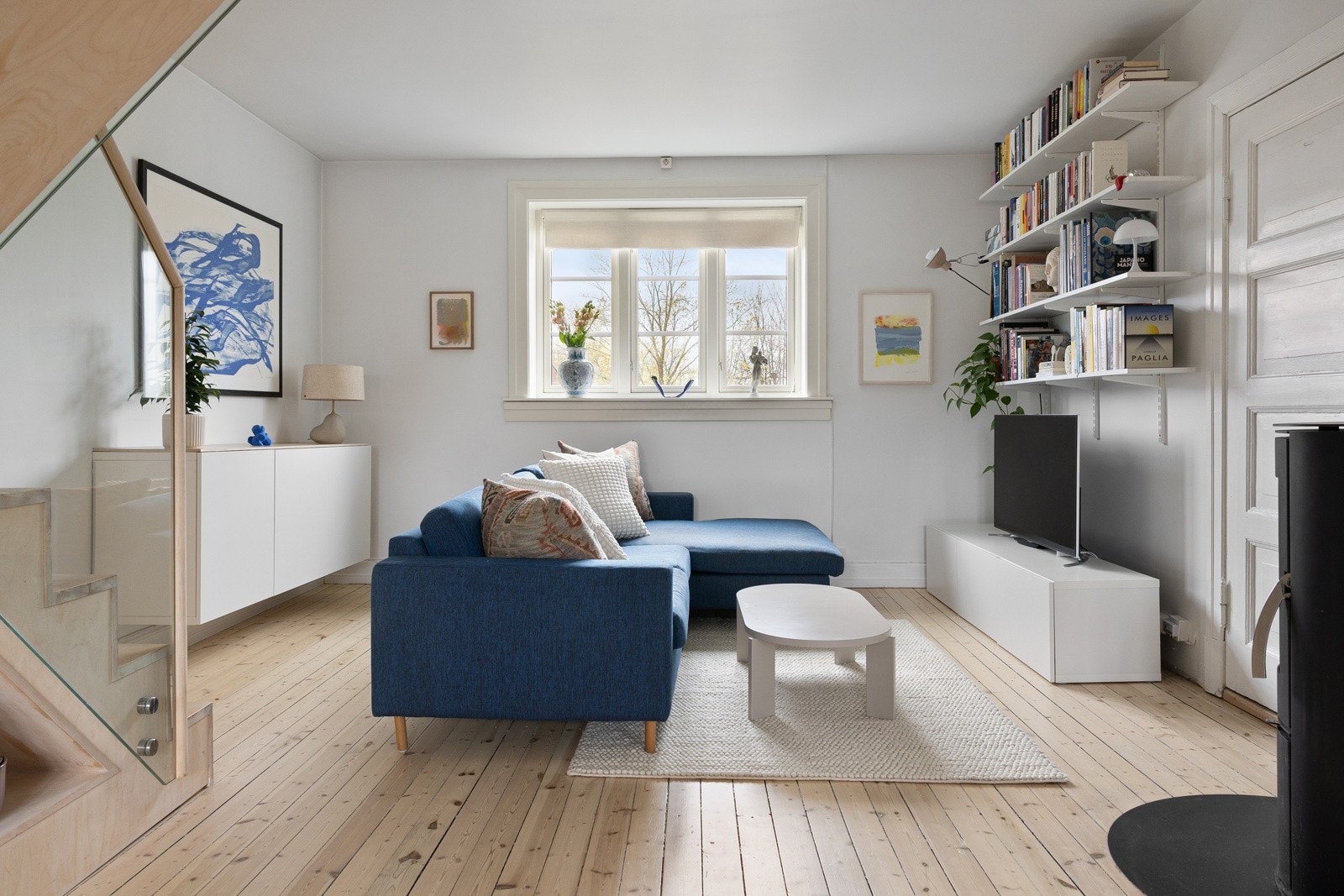 Selgers ord: "Noe av det fineste er lyset: morgensolen treffer frokostbordet, og kveldssolen får man når man sitter i sofaen." Stuen er ca. 19 m². Galleribilde