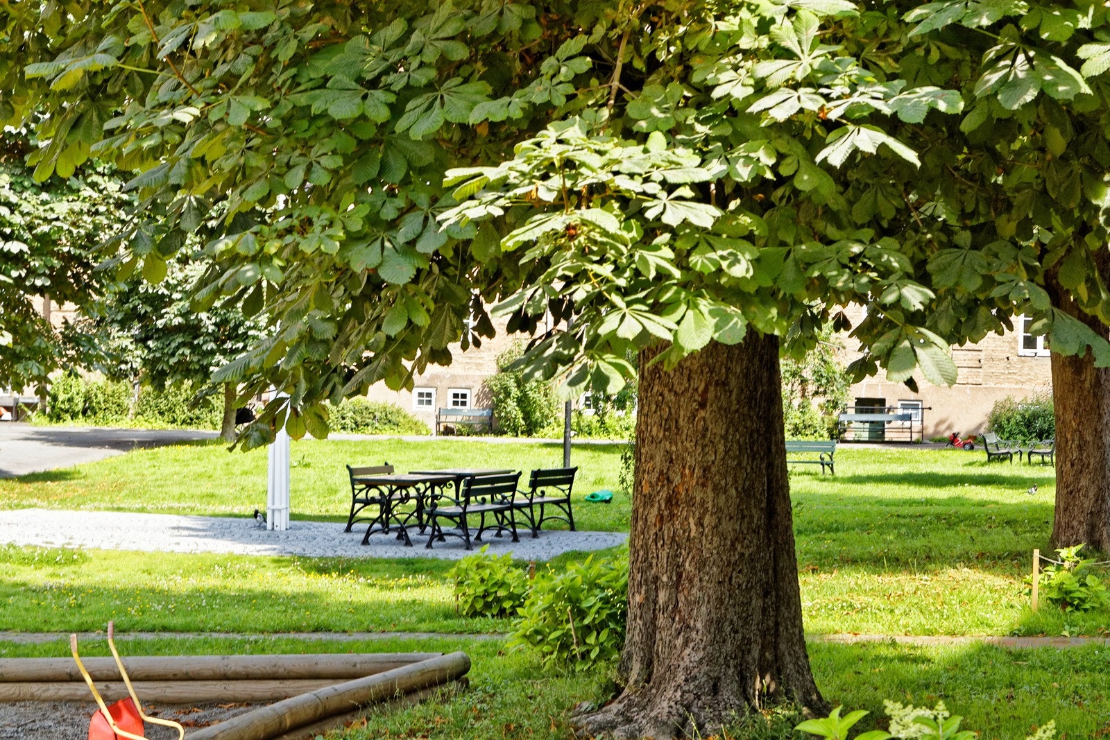 Selgers ord: "Vi trives veldig godt på Lindern, og det har vært fint å bo her - både med og uten barn." Galleribilde