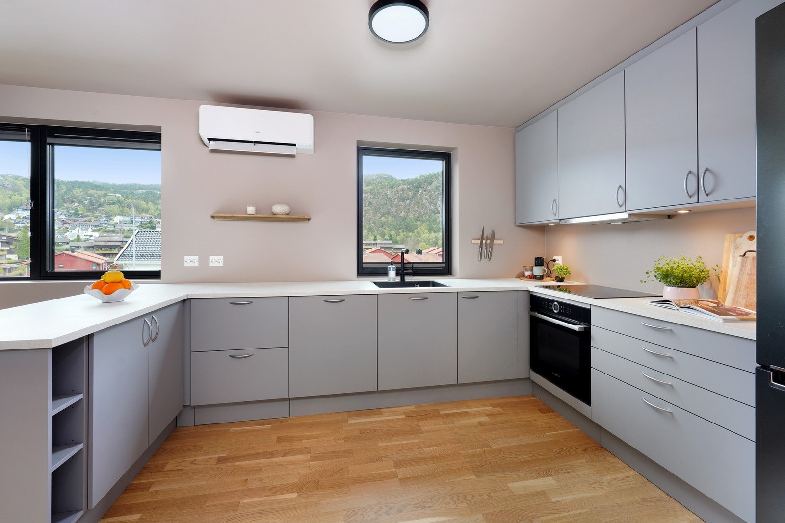 Svært praktisk og funksjonelt kjøkken med int. hvitevarer Galleribilde