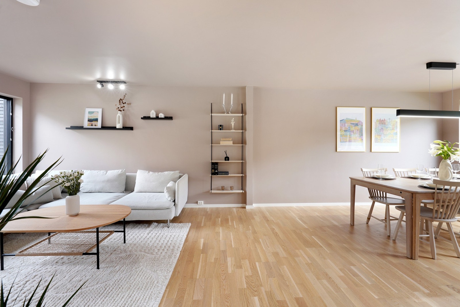 Det er god plass til både salong og spisestue Galleribilde