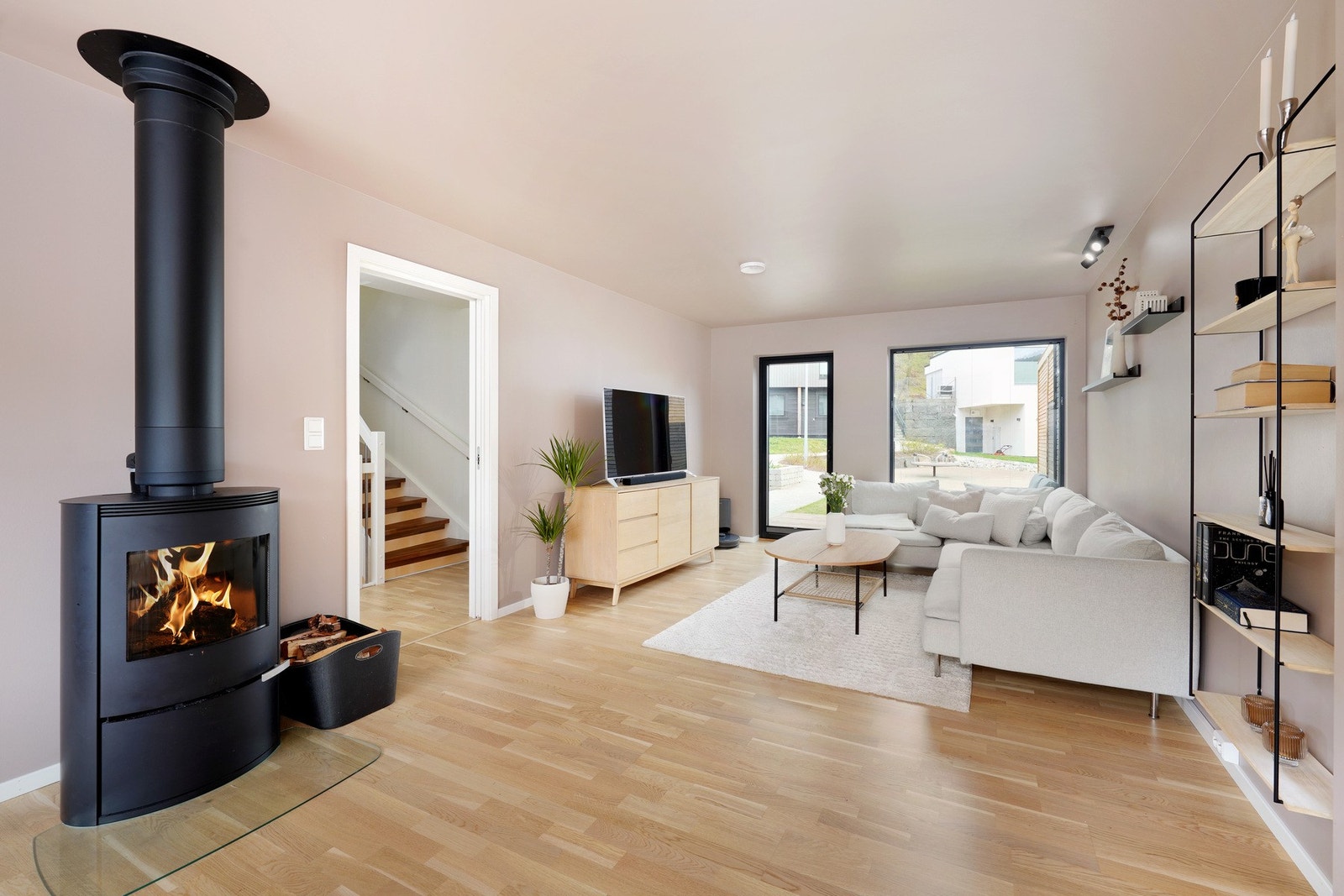 Fin stue med vedovn sentralt plassert Galleribilde