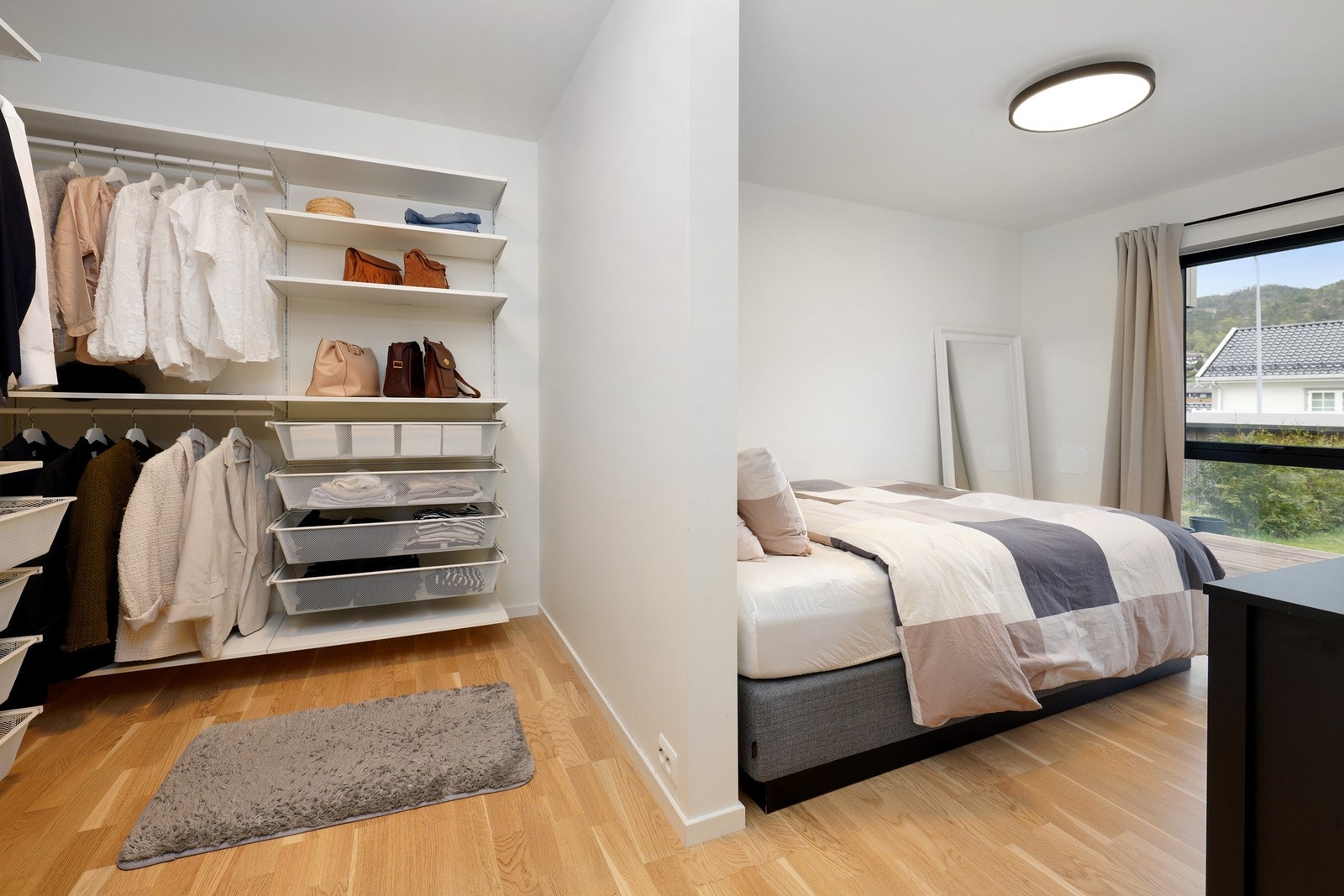 Stort hovedsoverom med romslig garderobeløsning Galleribilde