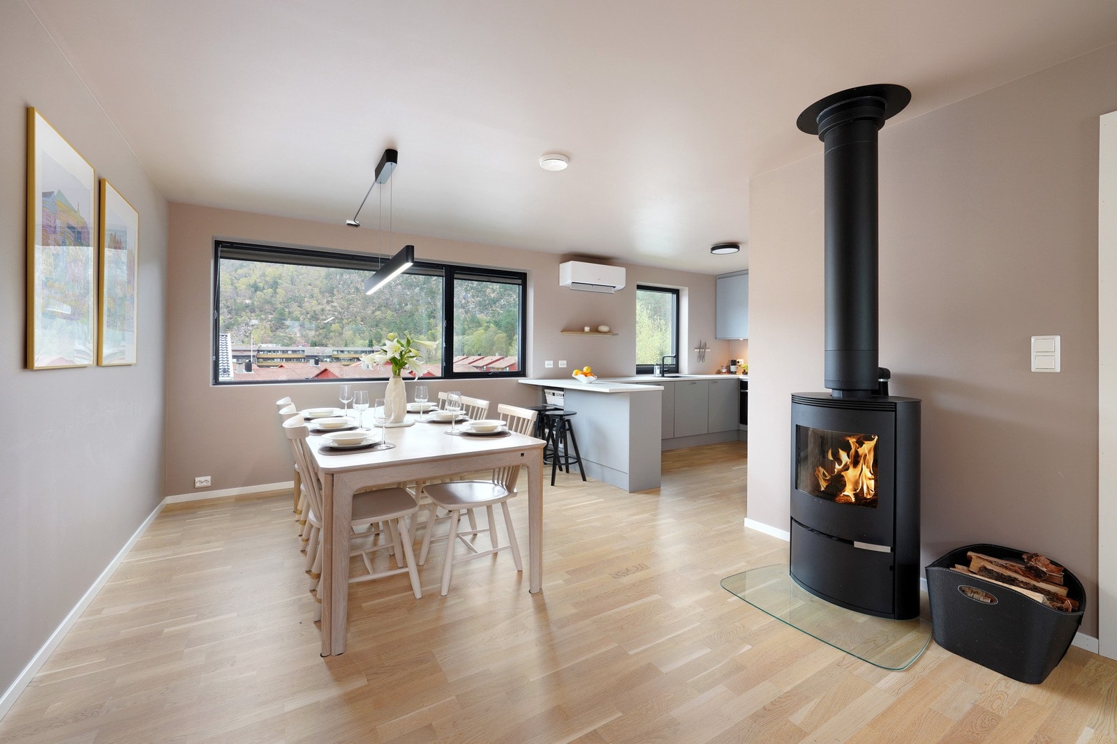 Delvis åpen løsning mot kjøkken Galleribilde