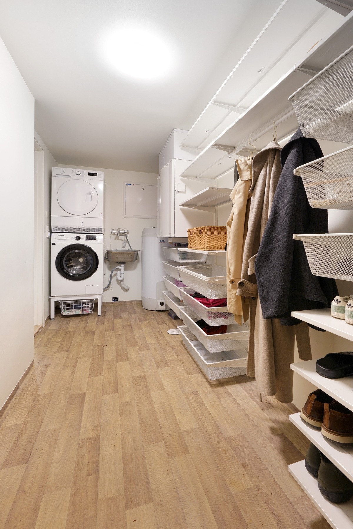 Stor og god bod/vaskerom med varme i gulv Galleribilde