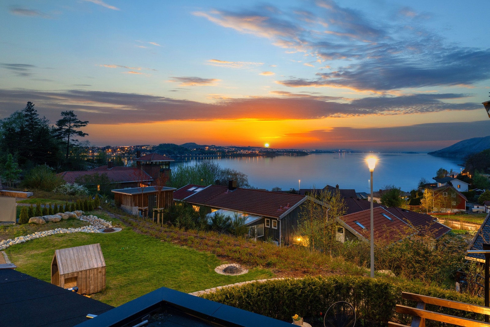 Bilde er tatt fra balkong i andre etasje med herlig utsikt Galleribilde