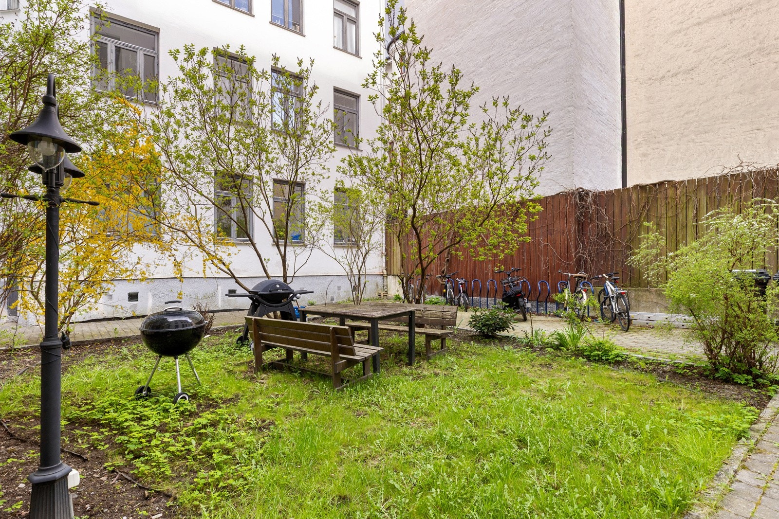 Bakgården er møblert med sittegruppe og grill som kan benyttes. Herfra kan du rusle til Vestkanttorget på lørdager og titte på bruktskatter eller sykle gjennom Frognerparken til Bygdøy for å bade om sommeren. Galleribilde