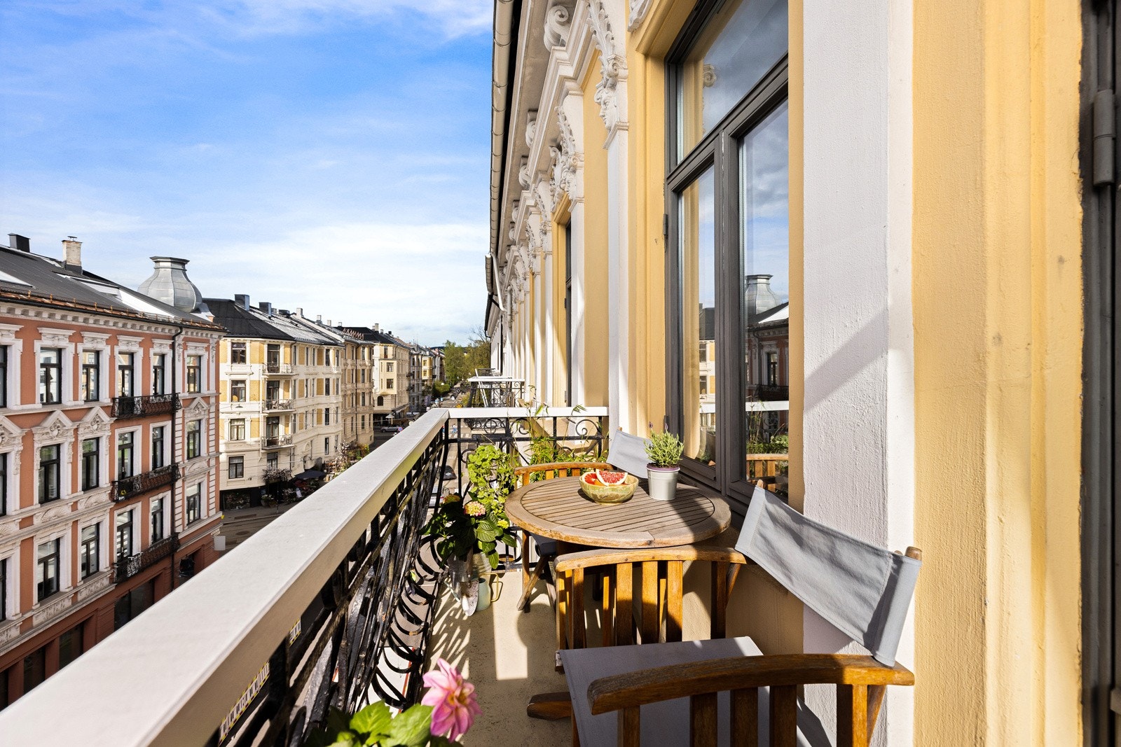 Fantastisk balkong hvor solen kan nytes på sommerstid mellom ca. 15:30 - 21:00. Galleribilde