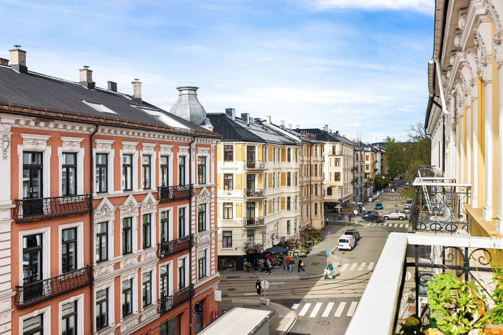 Nydelig utsikt fra balkongen langs de klassiske bygårdene i gaten. Galleribilde